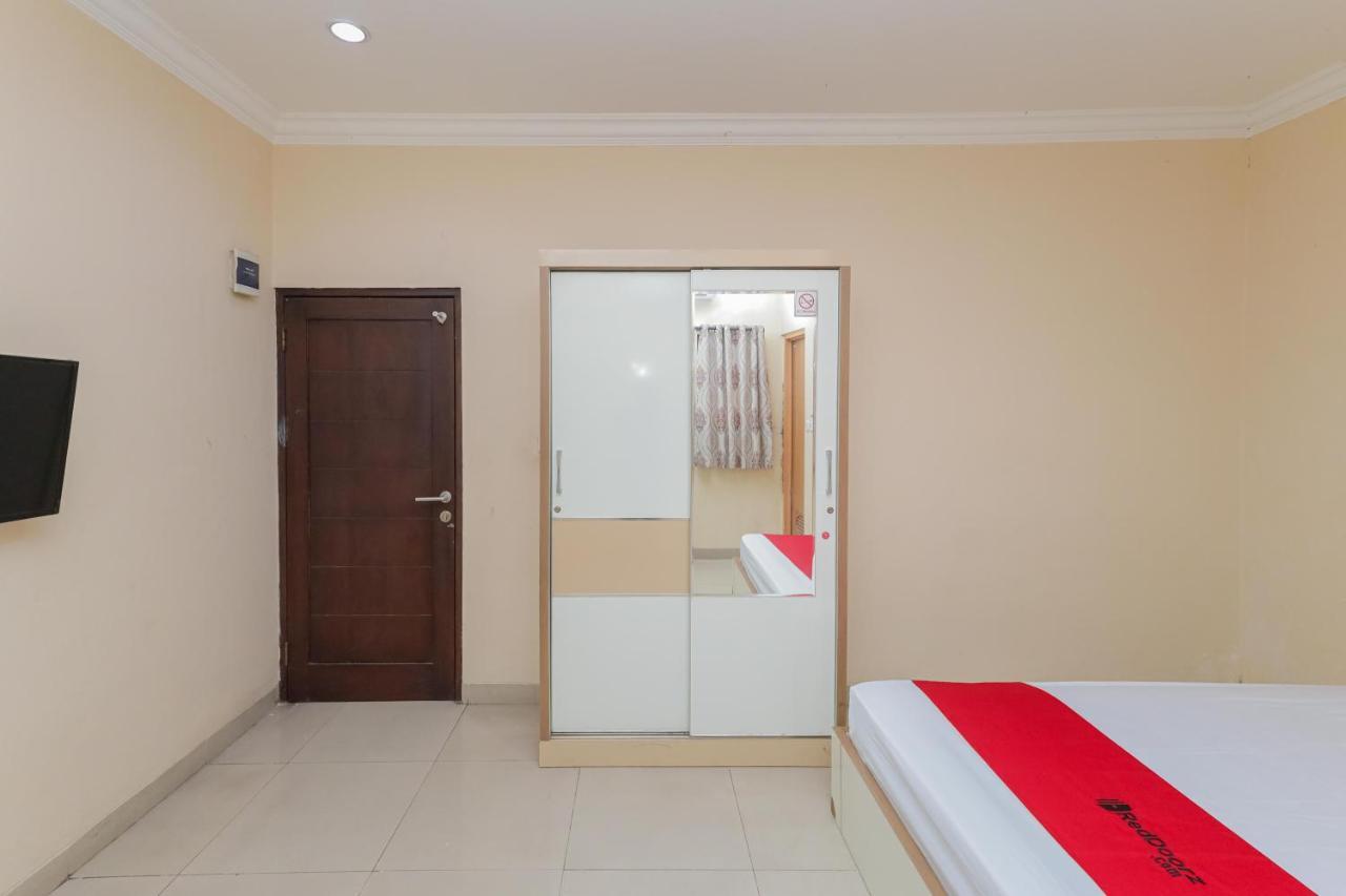 Hotel Reddoorz Syariah Near Stasiun Karet Giacarta Esterno foto